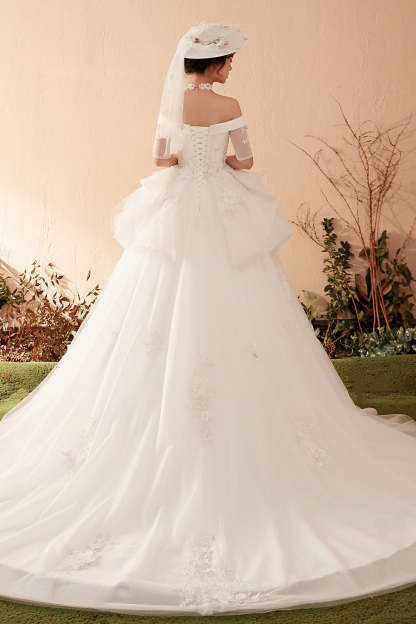 Exquisite Off-Shoulder Ball Gown Wedding Dress with Floral Lace Embellishments