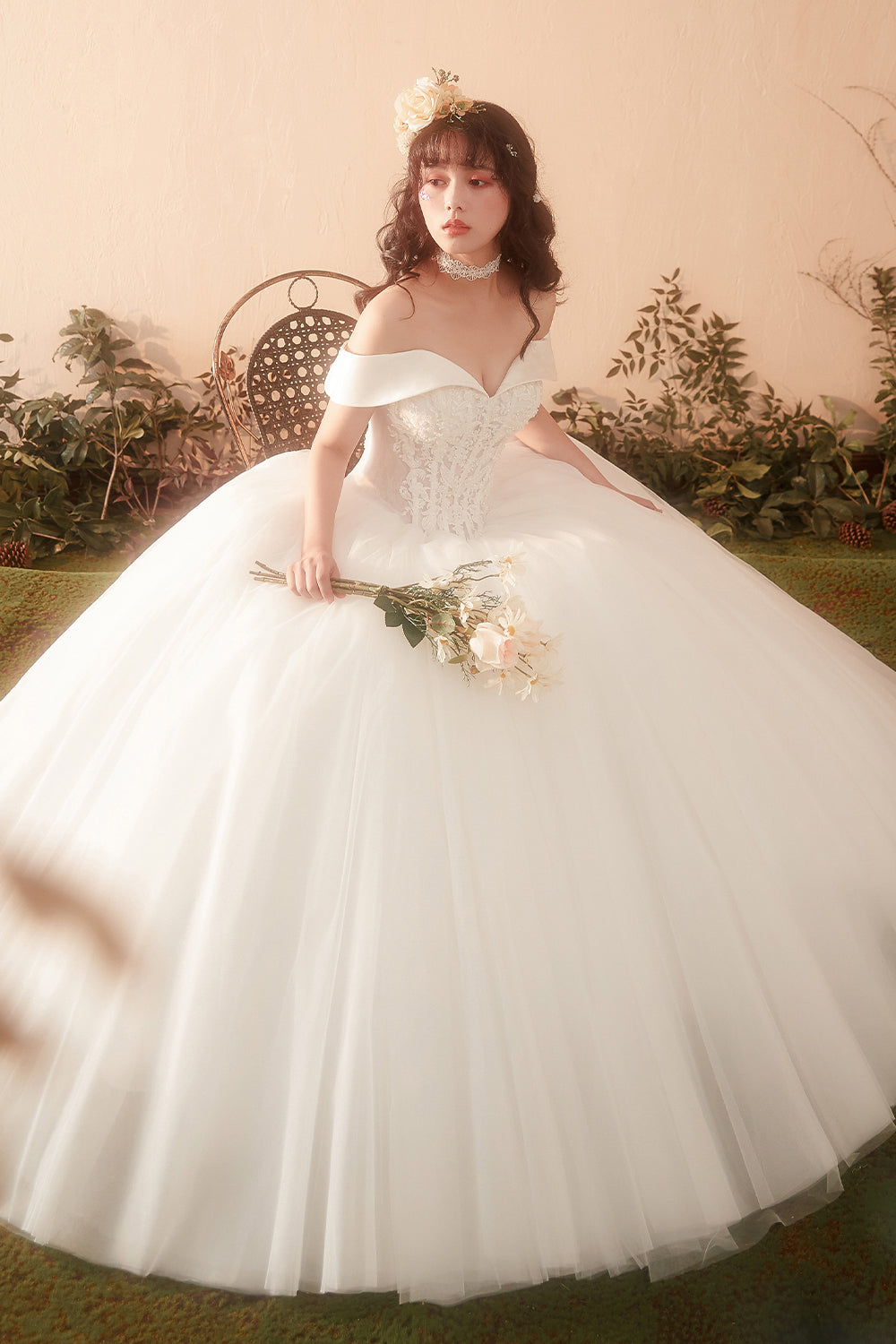 Romantic Off-Shoulder Ball Gown Wedding Dress with Floral Lace Appliques