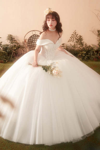 Romantic Off-Shoulder Ball Gown Wedding Dress with Floral Lace Appliques