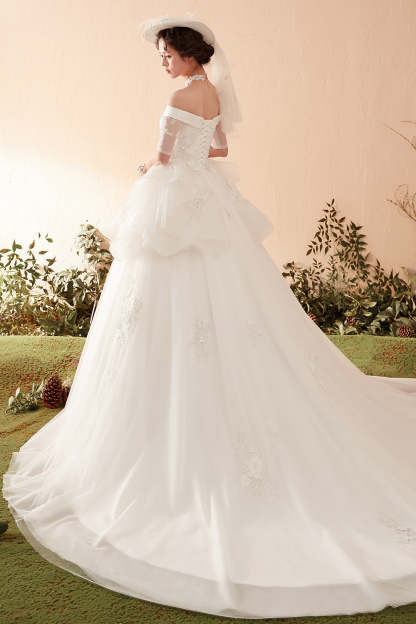 Exquisite Off-Shoulder Ball Gown Wedding Dress with Floral Lace Embellishments