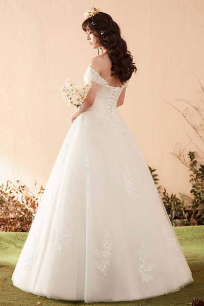 A Line Sweetheart Sleeveless Wedding Dress with Lace Applique