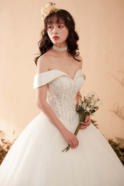 Romantic Off-Shoulder Ball Gown Wedding Dress with Floral Lace Appliques