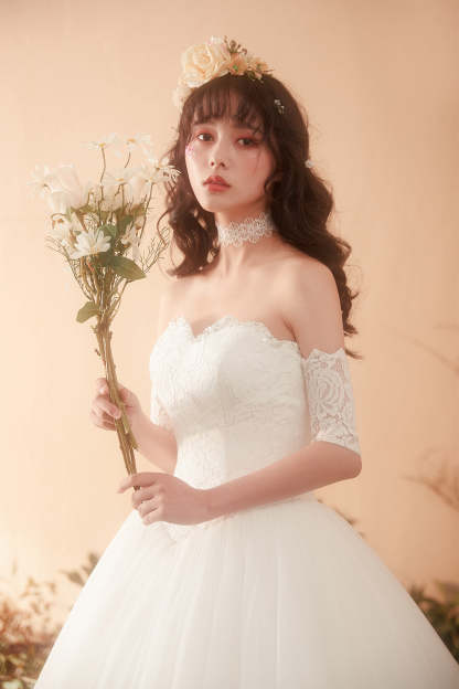 Romantic Lace Embroidered Strapless Princess Wedding Dress