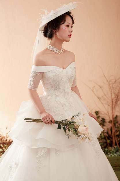 Exquisite Off-Shoulder Ball Gown Wedding Dress with Floral Lace Embellishments