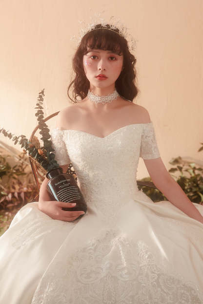 Luxurious Off-Shoulder Satin Ball Gown Wedding Dress with Exquisite Lace Appliques