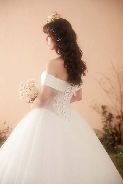Romantic Off-Shoulder Ball Gown Wedding Dress with Floral Lace Appliques