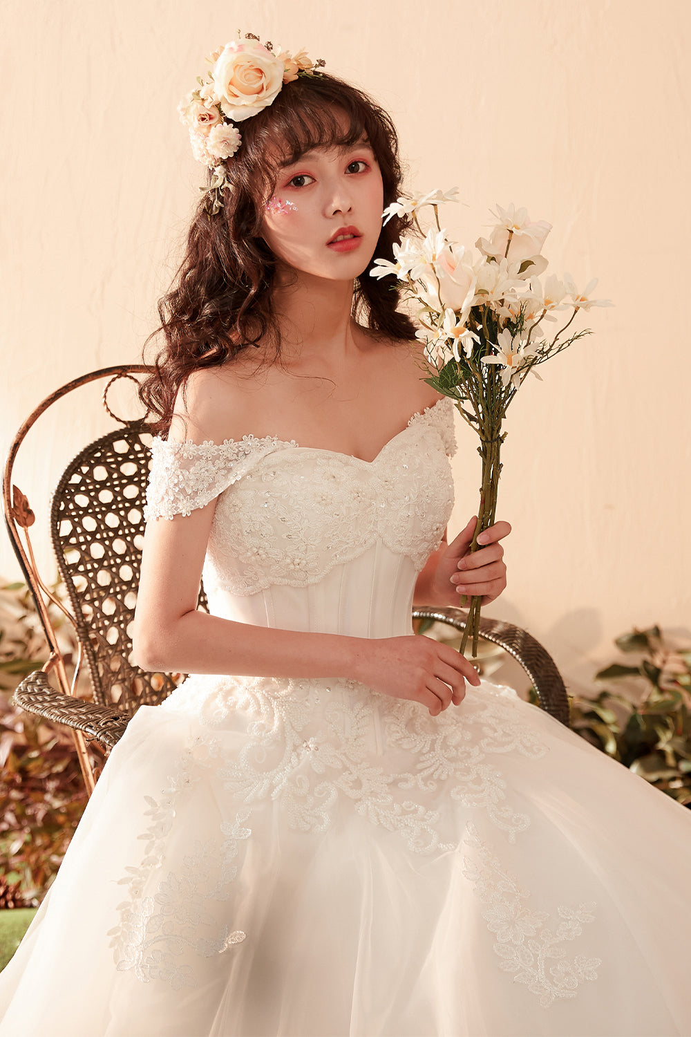 A Line Sweetheart Sleeveless Wedding Dress with Lace Applique