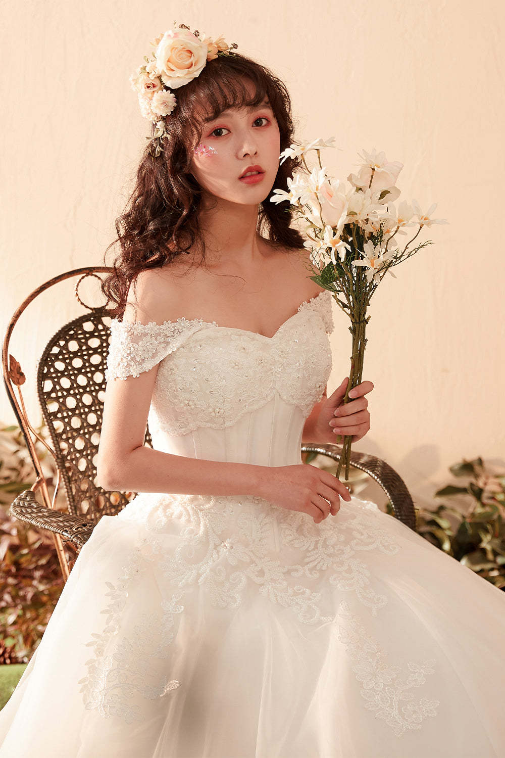 A Line Sweetheart Sleeveless Wedding Dress with Lace Applique