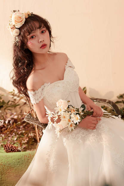 A Line Sweetheart Sleeveless Wedding Dress with Lace Applique