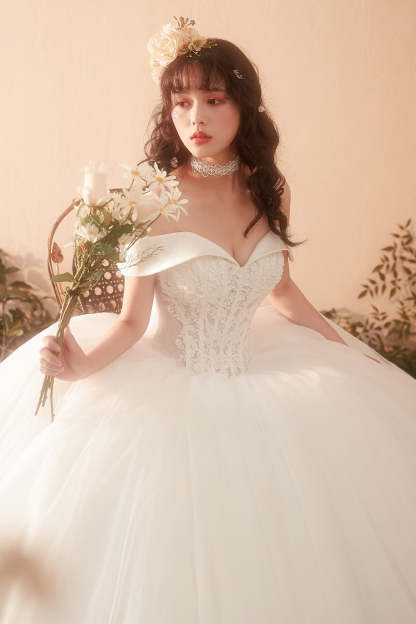 Romantic Off-Shoulder Ball Gown Wedding Dress with Floral Lace Appliques