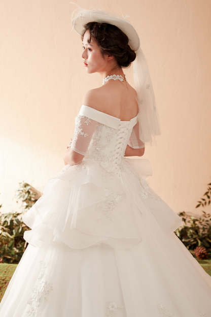 Exquisite Off-Shoulder Ball Gown Wedding Dress with Floral Lace Embellishments