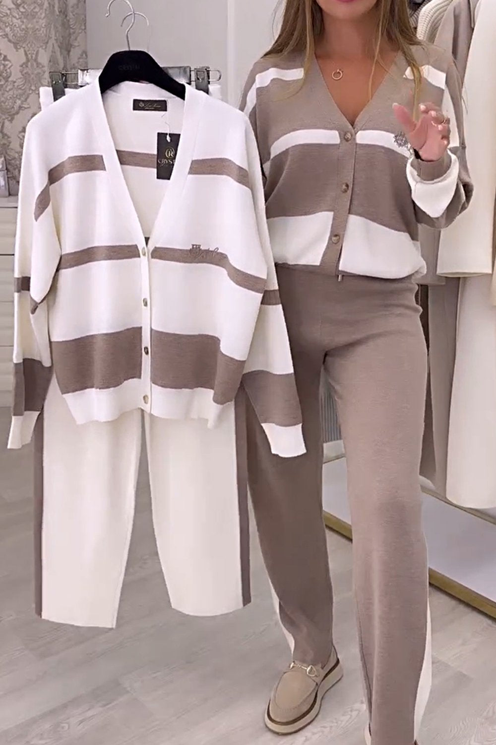 Модерен, плетен пуловер в контрастен цвят, комплект от две части.