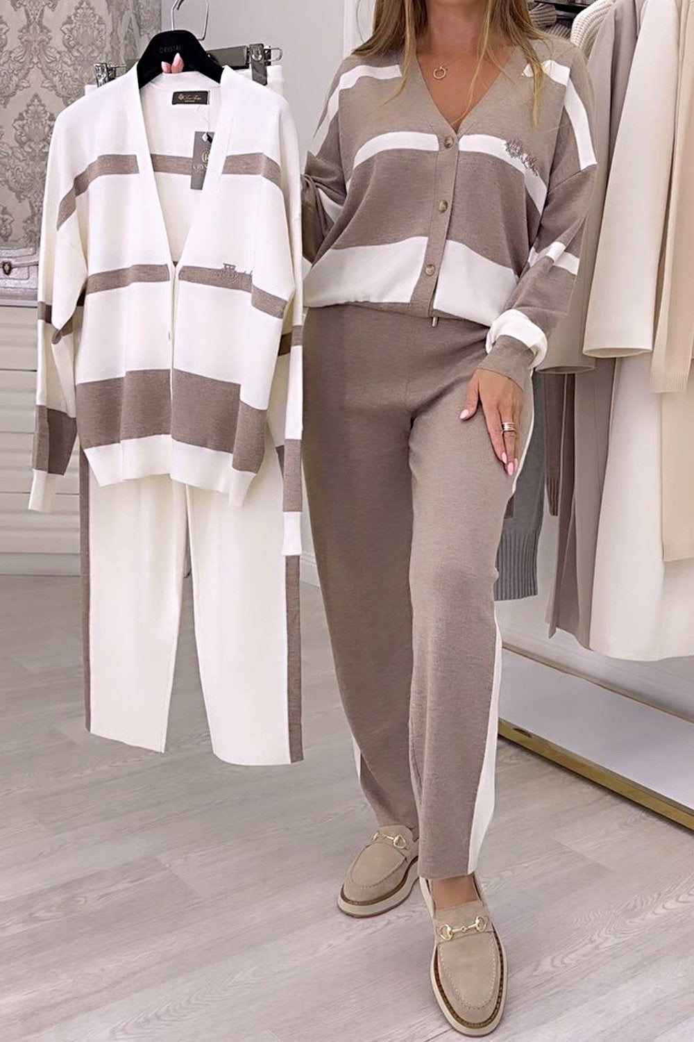 Модерен, плетен пуловер в контрастен цвят, комплект от две части.