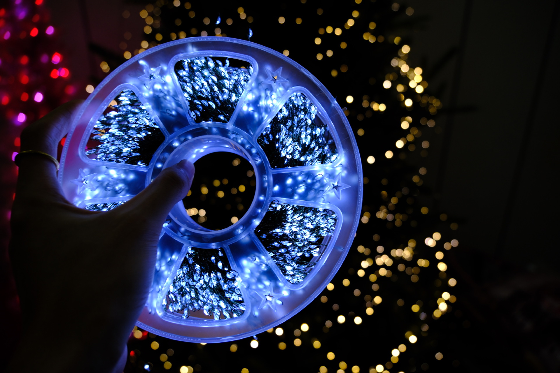 Медна тел коледна елха фойерверки низ светлина