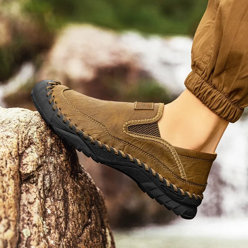 Handgefertigte Herren-Freizeitschuhe. Bequeme und atmungsaktive Loafer. Herrenschuhe mit Sohlen.
