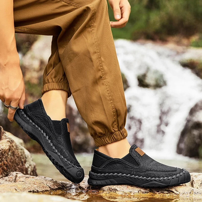 Handgefertigte Herren-Freizeitschuhe. Bequeme und atmungsaktive Loafer. Herrenschuhe mit Sohlen.