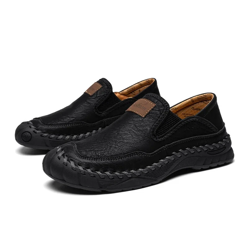 Handgefertigte Herren-Freizeitschuhe. Bequeme und atmungsaktive Loafer. Herrenschuhe mit Sohlen.