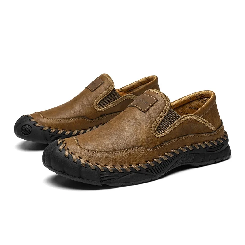 Handgefertigte Herren-Freizeitschuhe. Bequeme und atmungsaktive Loafer. Herrenschuhe mit Sohlen.
