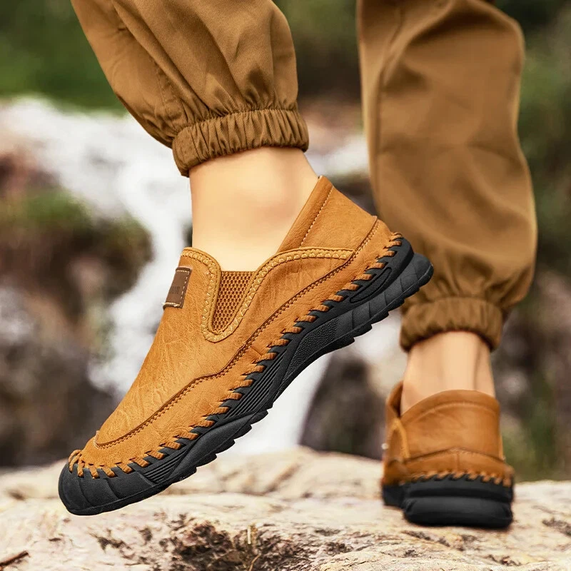 Handgefertigte Herren-Freizeitschuhe. Bequeme und atmungsaktive Loafer. Herrenschuhe mit Sohlen.