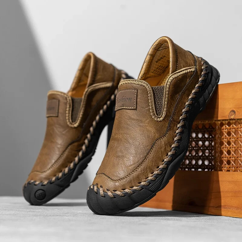 Handgefertigte Herren-Freizeitschuhe. Bequeme und atmungsaktive Loafer. Herrenschuhe mit Sohlen.