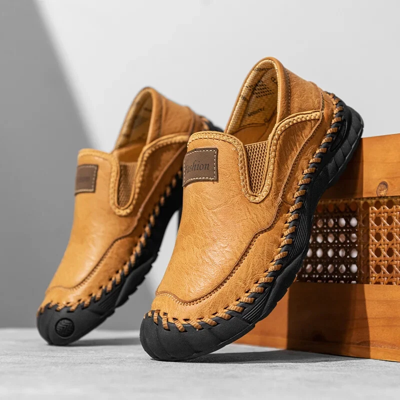 Handgefertigte Herren-Freizeitschuhe. Bequeme und atmungsaktive Loafer. Herrenschuhe mit Sohlen.
