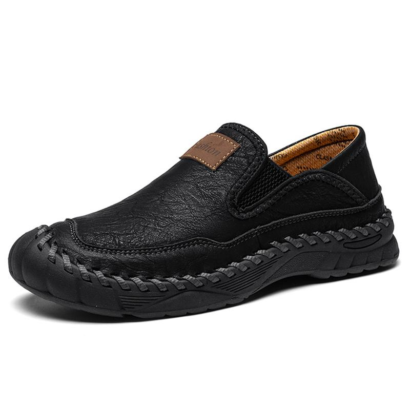 Handgefertigte Herren-Freizeitschuhe. Bequeme und atmungsaktive Loafer. Herrenschuhe mit Sohlen.