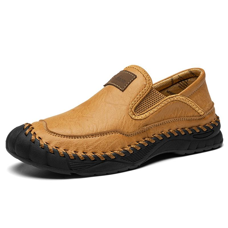 Handgefertigte Herren-Freizeitschuhe. Bequeme und atmungsaktive Loafer. Herrenschuhe mit Sohlen.
