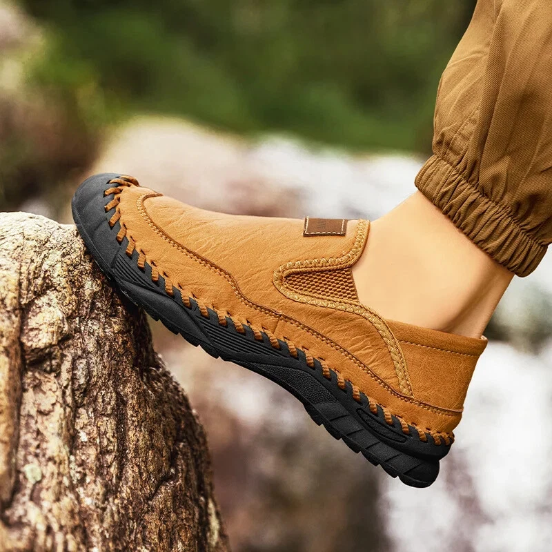 Handgefertigte Herren-Freizeitschuhe. Bequeme und atmungsaktive Loafer. Herrenschuhe mit Sohlen.