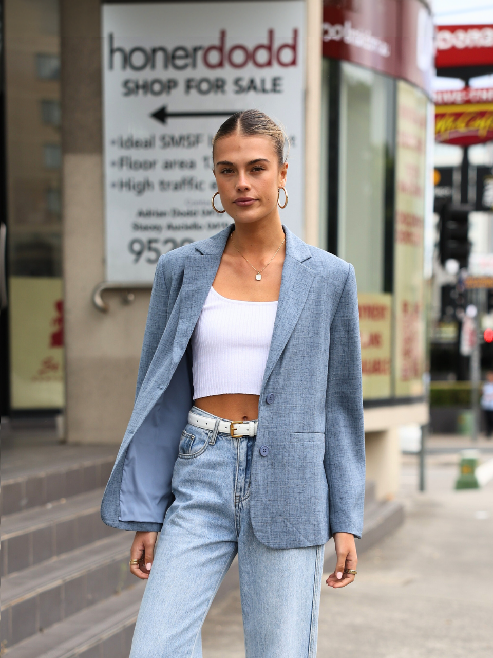 {"default":"Women's light blue oversized blazer and raw-hem wide-leg jeans styled for a casual city day."}

