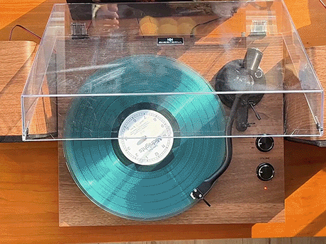 Platine vinyle dans le salon