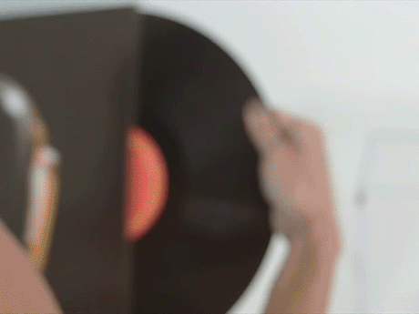 Rituel quotidien avec la platine vinyle