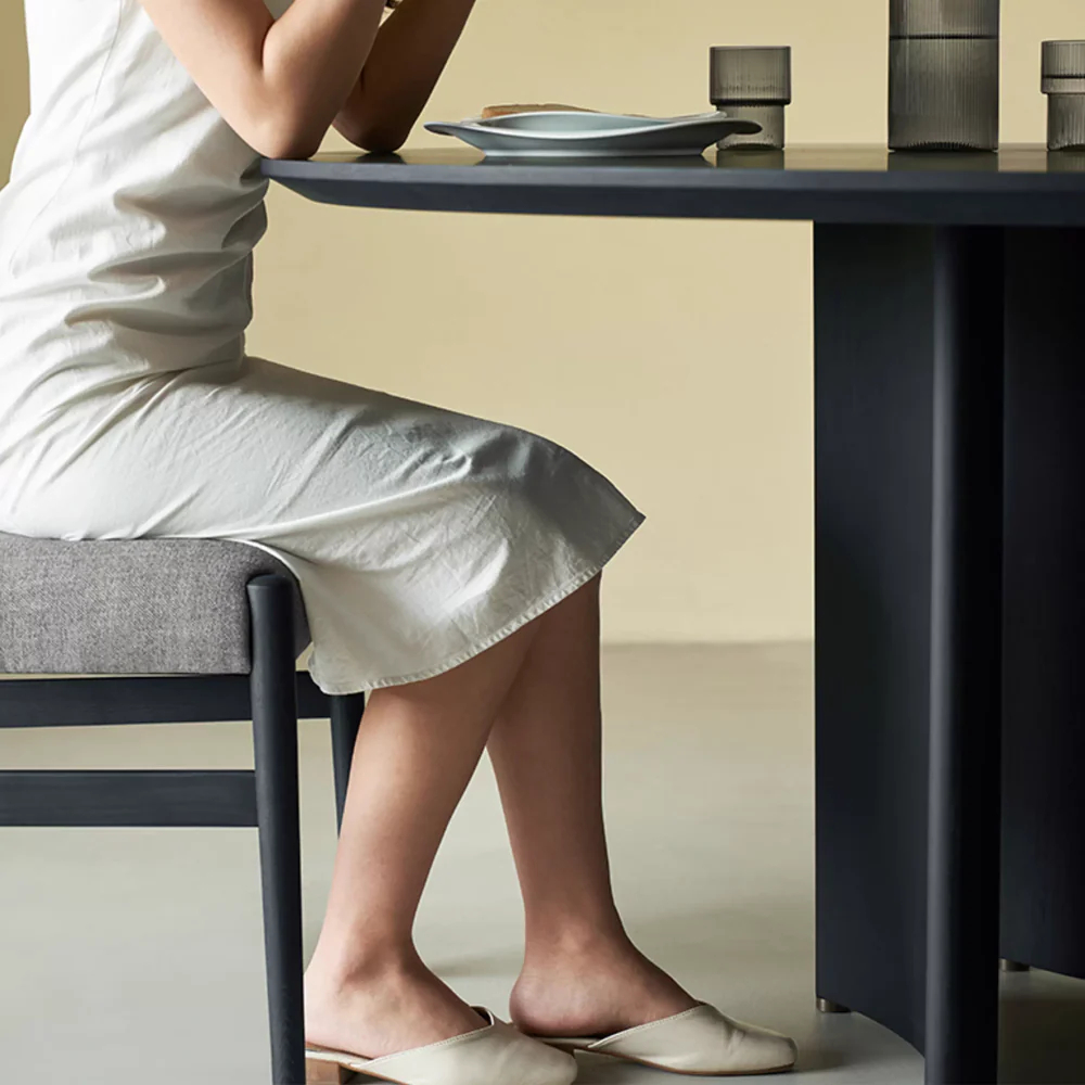 Dysis Round Dining Table