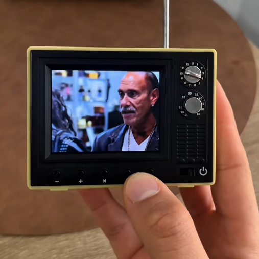 Dollhouse TV – 1:12 Scale USB Rechargeable Vintage Mini TV
