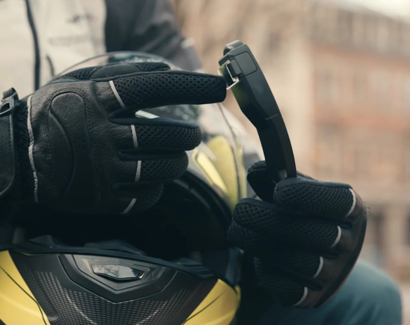 Motorcycle Helmet Head-Up Display – Customizable Real-Time Info