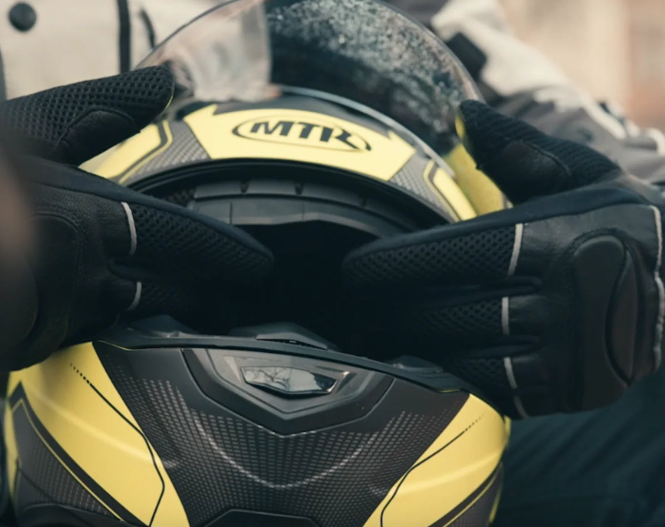Motorcycle Helmet Head-Up Display – Customizable Real-Time Info