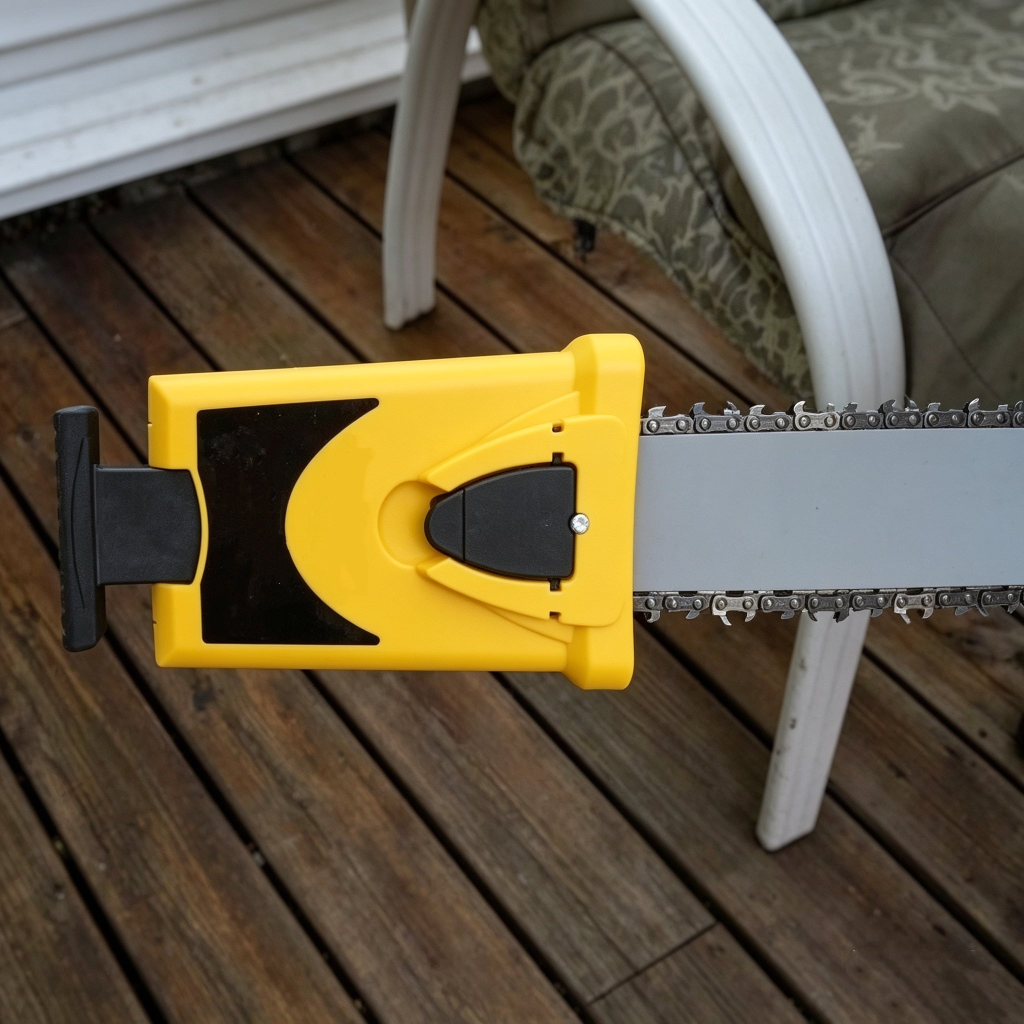 Rapid-Hone Chainsaw Bar-Mounted Sharpening Attachment with 5-Second Fast-Clamp Structural Housing