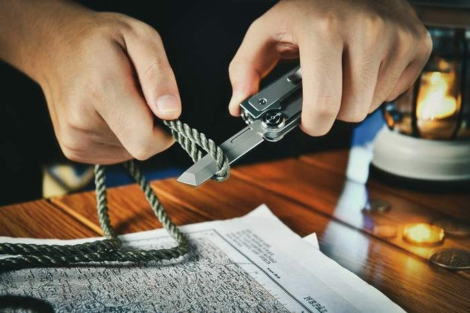 8-in-1 Pocket Tool – Built-in Flashlight, Tanto Blade & Glass Breaker