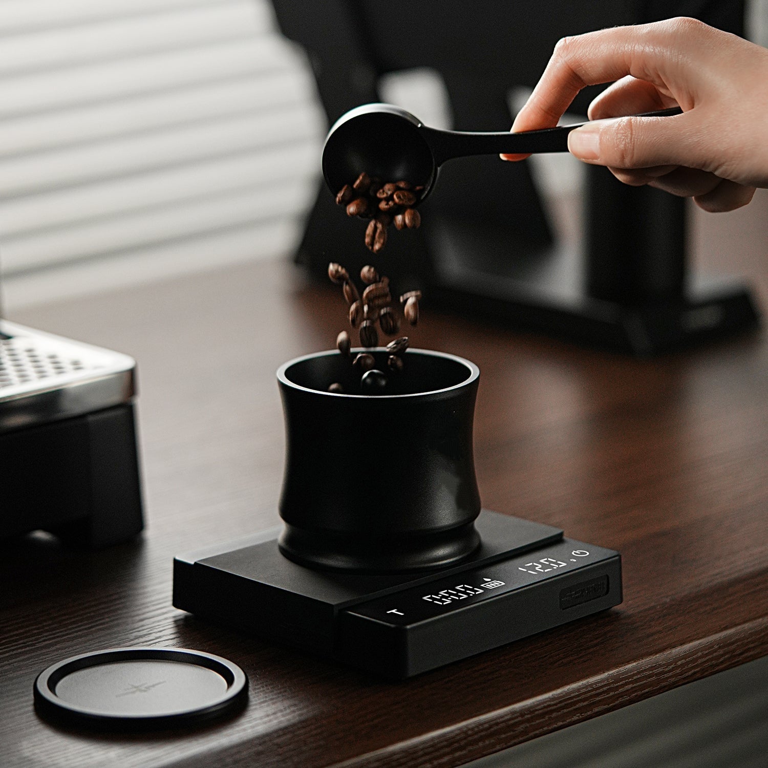 Premium Kinetic Vibrational Dosing Funnel – Push-Activated Mechanical Settling Ring for Fluffy Espresso Grounds