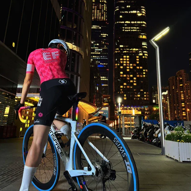 Road Bike Seatpost Tail Light – Long Battery Life, Waterproof & Rechargeable
