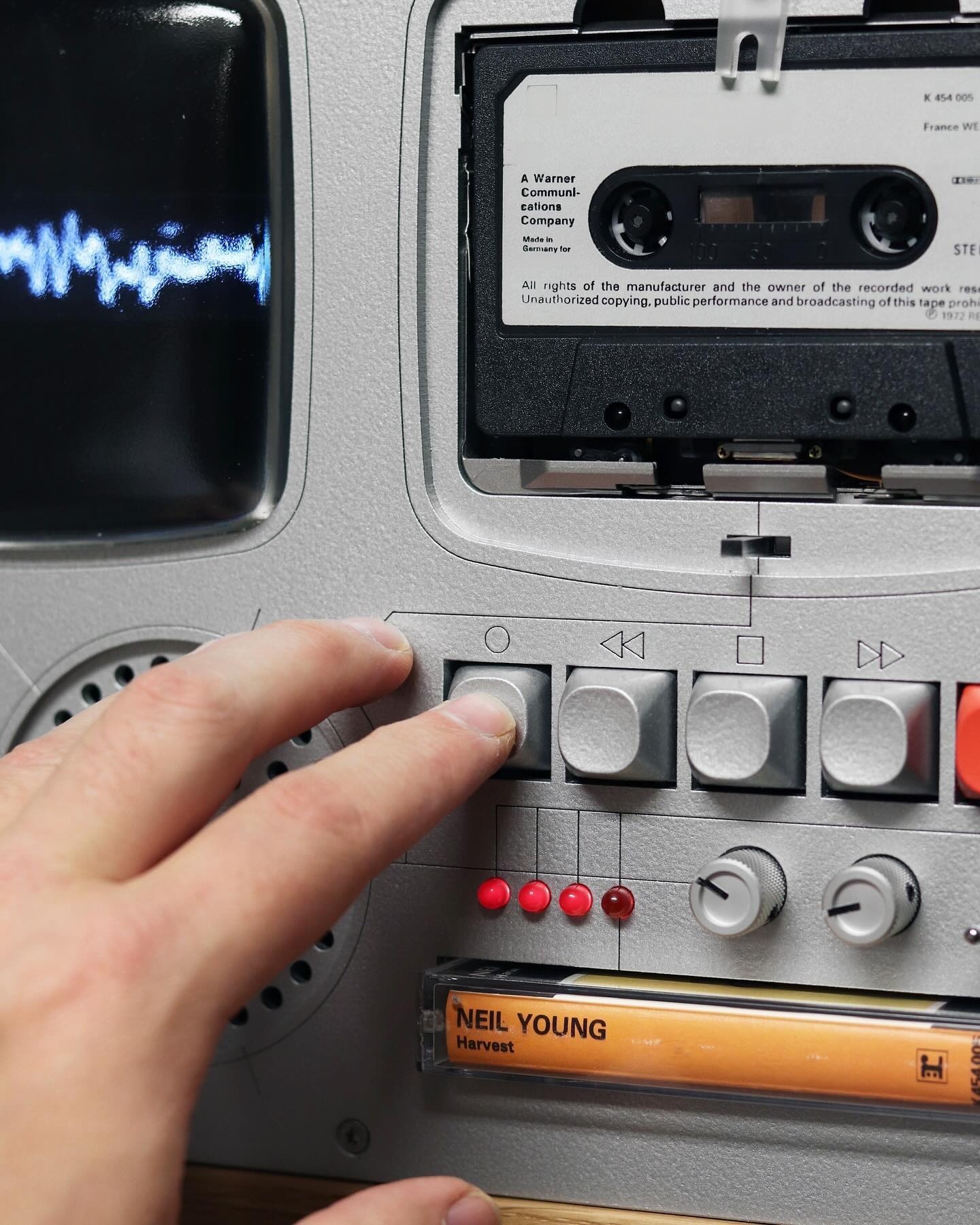 Oak Cassette Jukebox Cabinet – Battery-Powered Retro Music Player with Waveform Display