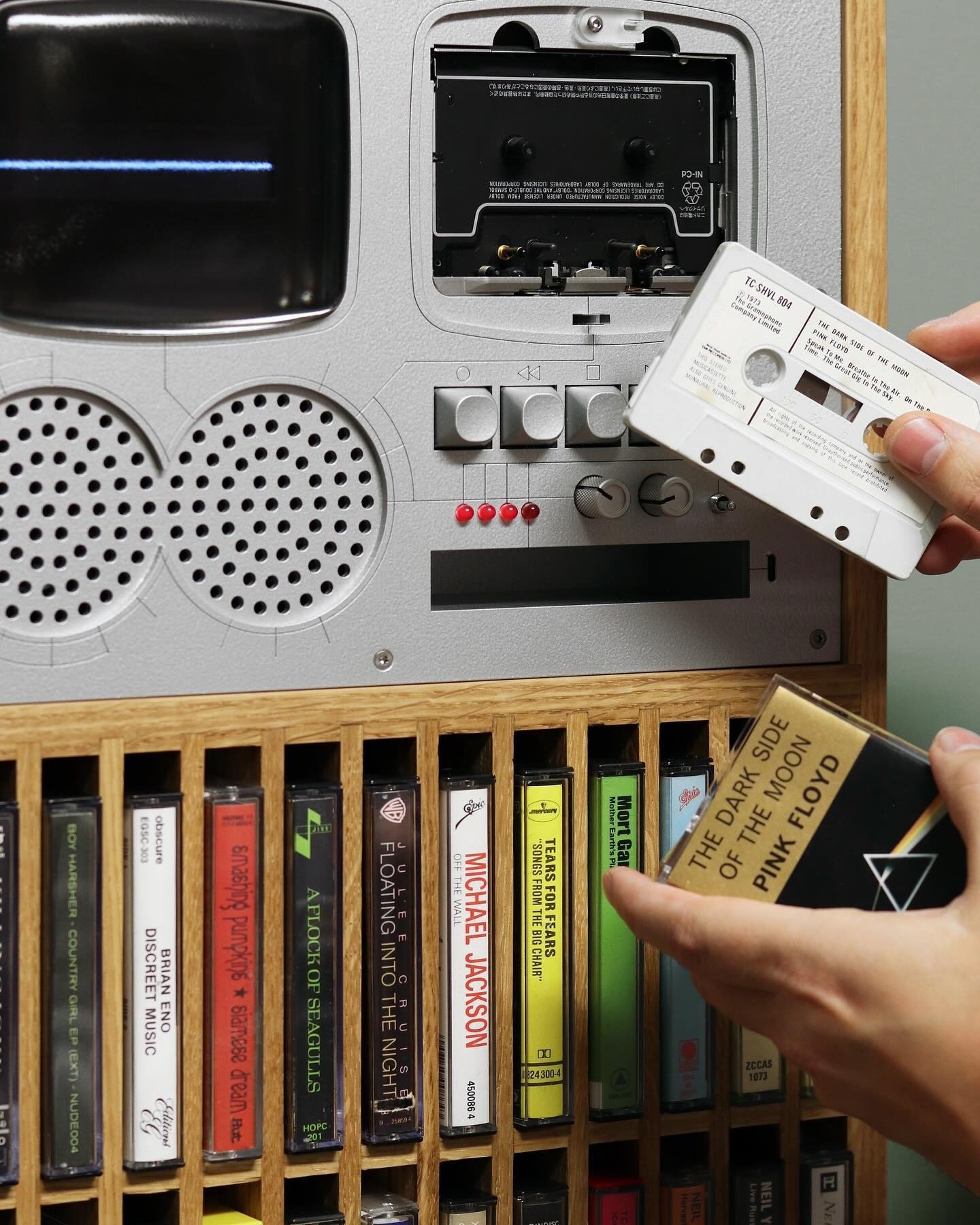 Oak Cassette Jukebox Cabinet – Battery-Powered Retro Music Player with Waveform Display