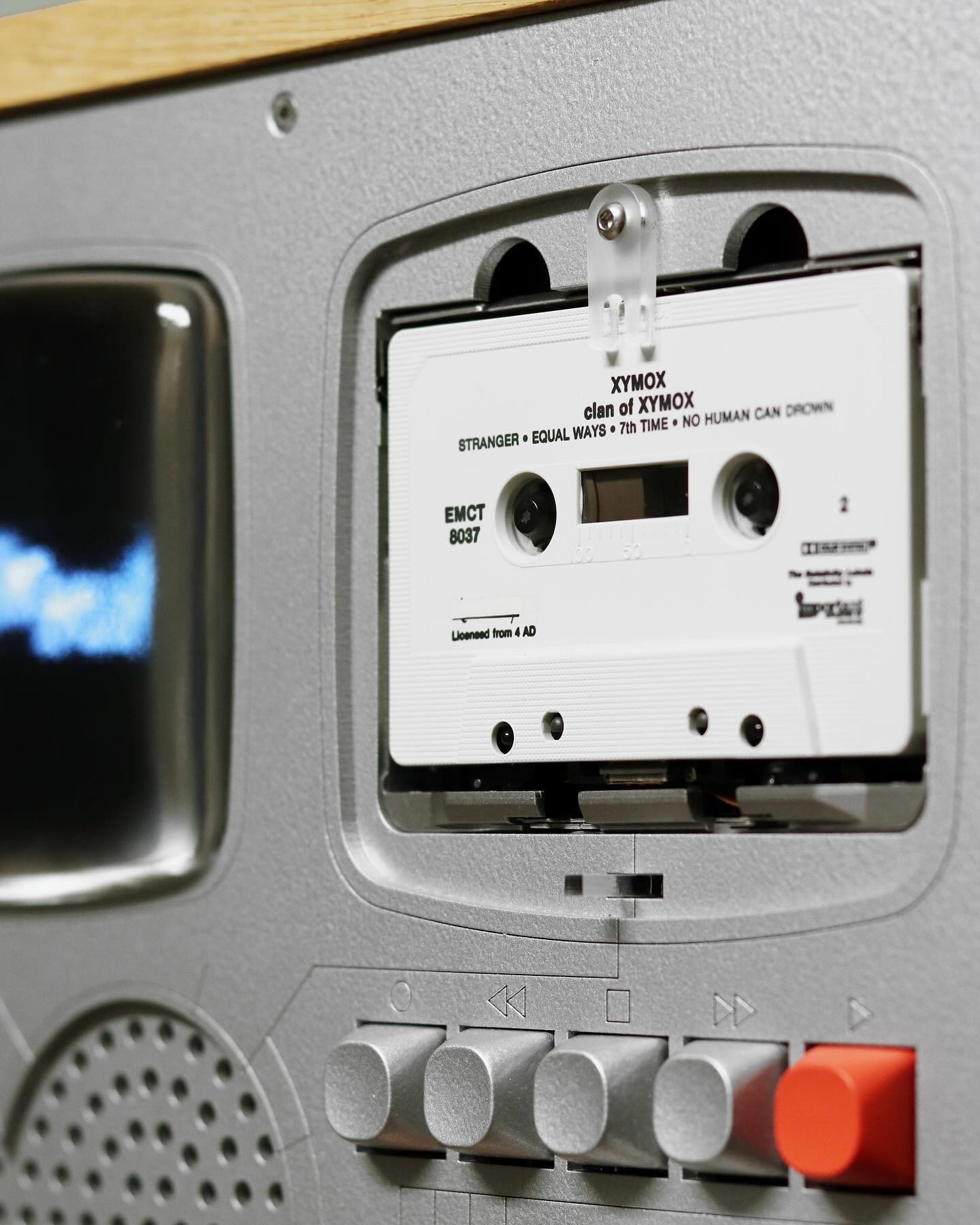 Oak Cassette Jukebox Cabinet – Battery-Powered Retro Music Player with Waveform Display