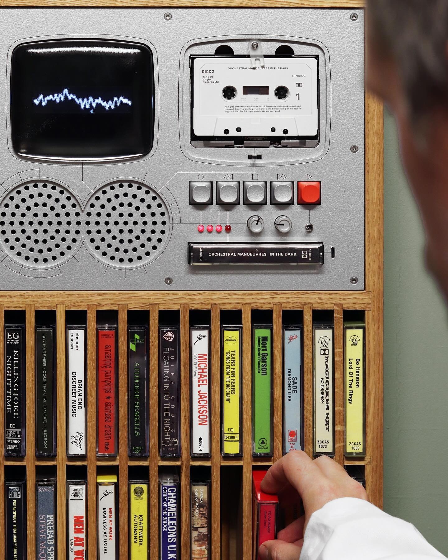 Oak Cassette Jukebox Cabinet – Battery-Powered Retro Music Player with Waveform Display