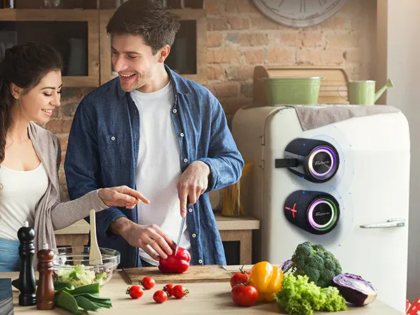 Magnetic-attachment two-in-one split-design speaker system