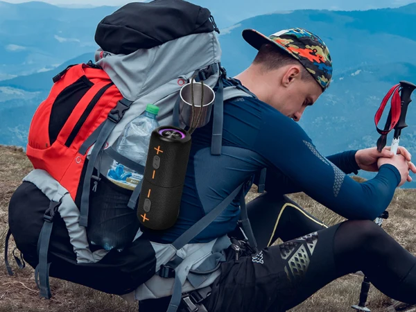 Magnetic-attachment two-in-one split-design speaker system