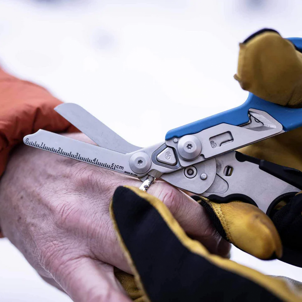 Foldable emergency trauma scissors