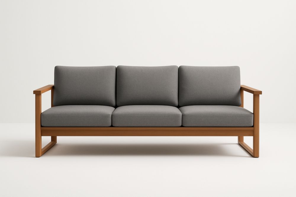 Divano a tre posti con struttura in legno e cuscini grigi