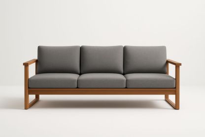 Divano a tre posti con struttura in legno e cuscini grigi