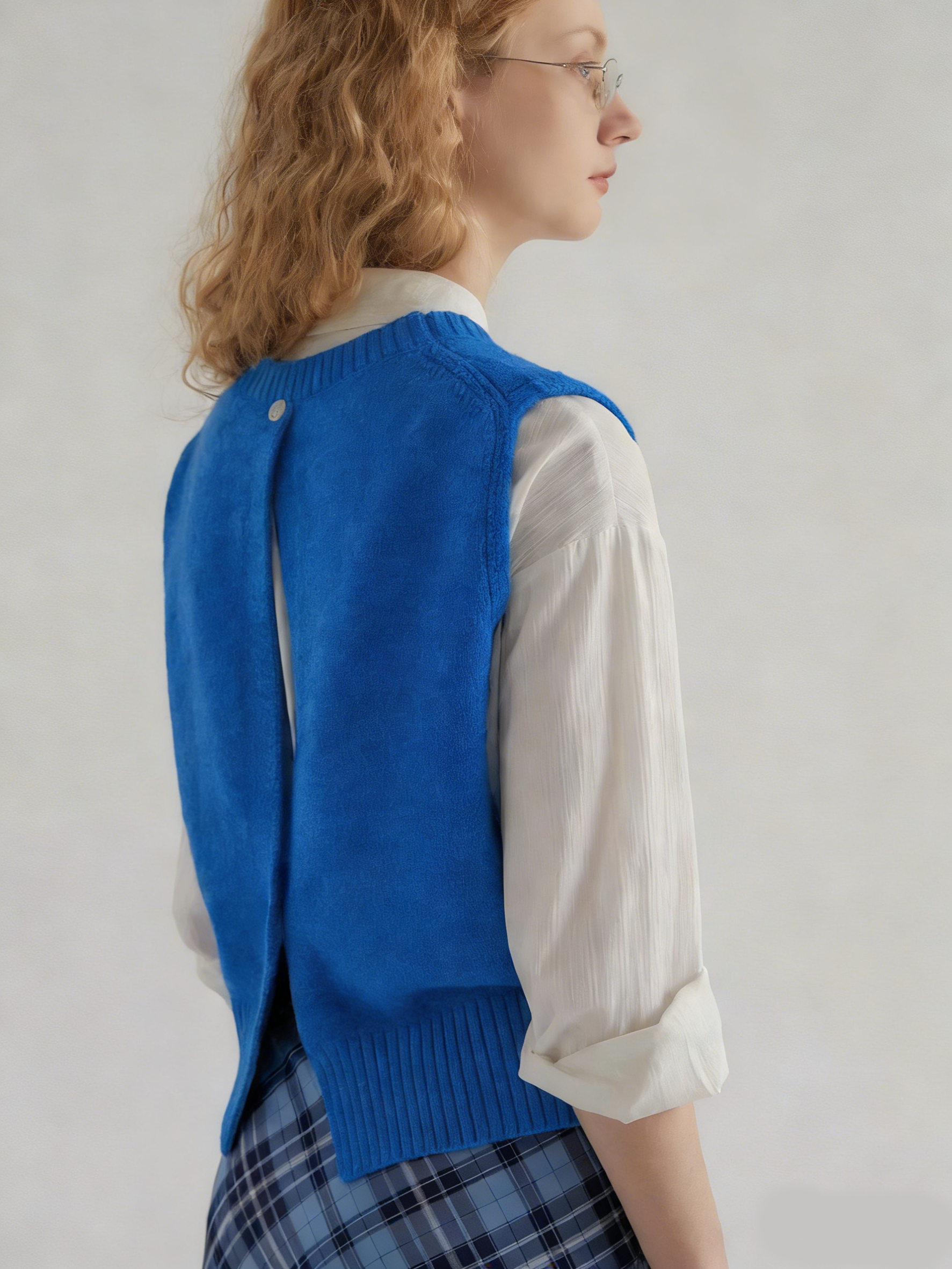 Dámská krátká pletená vesta bez rukávů s kulatým výstřihem