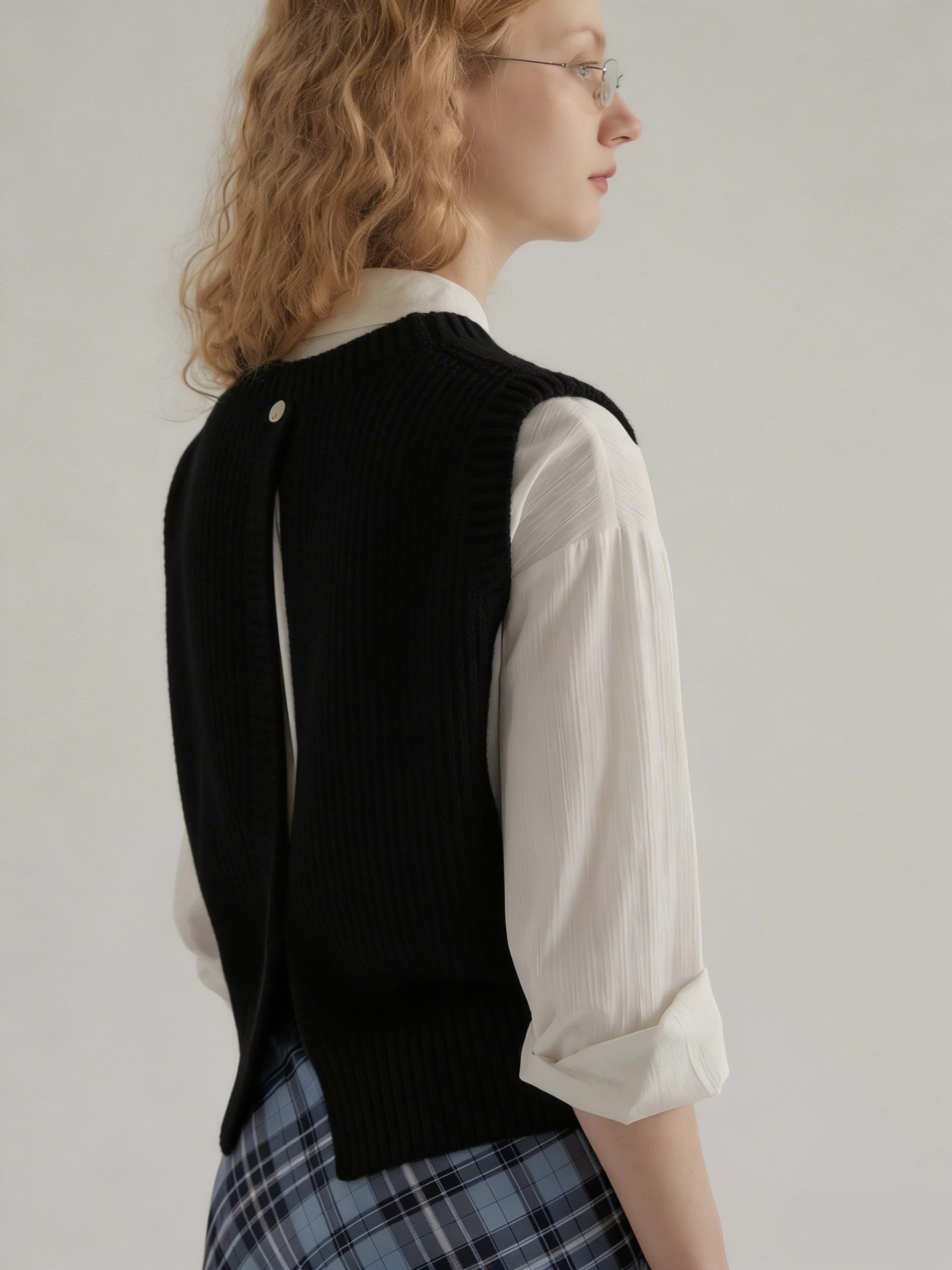 Dámská krátká pletená vesta bez rukávů s kulatým výstřihem